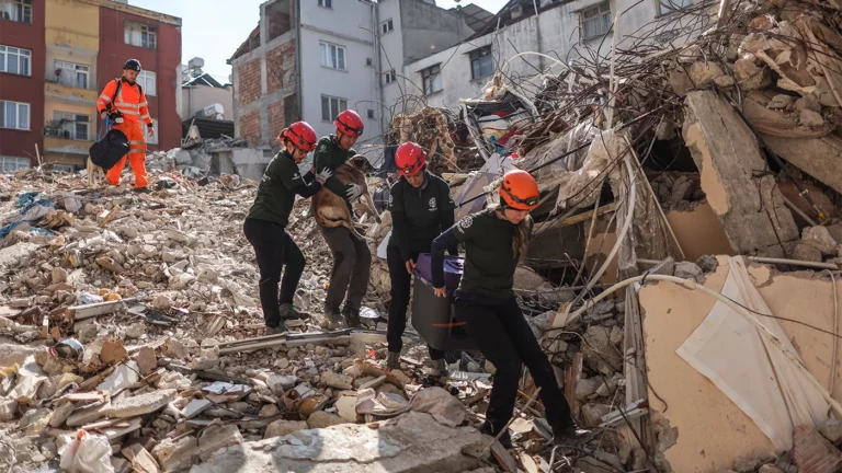 На границе Турции и Сирии произошло новое мощное землетрясение