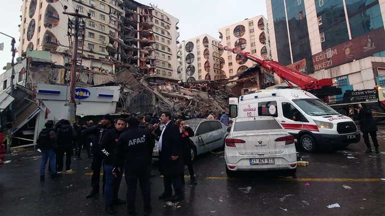 Число погибших в результате землетрясения в Турции превысило 1500