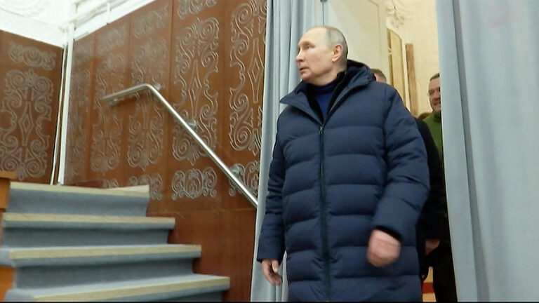 Госканалы опубликовали кадры посещения Путиным Мариуполя