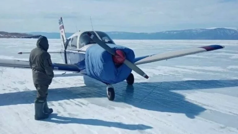 Самолет приземлился на лед Байкала, чтобы доставить туристов в ресторан