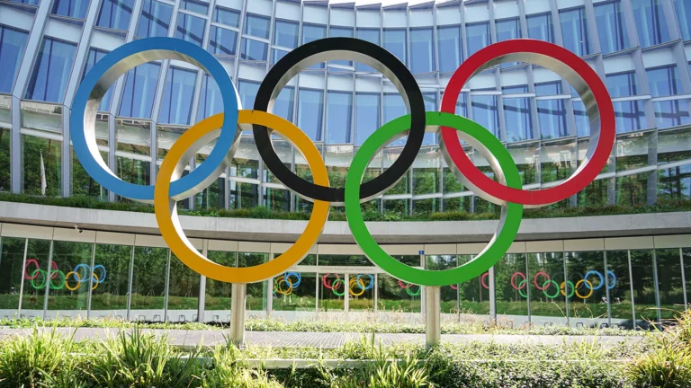 МОК: россиян могут допустить до участия в соревнованиях под нейтральным флагом