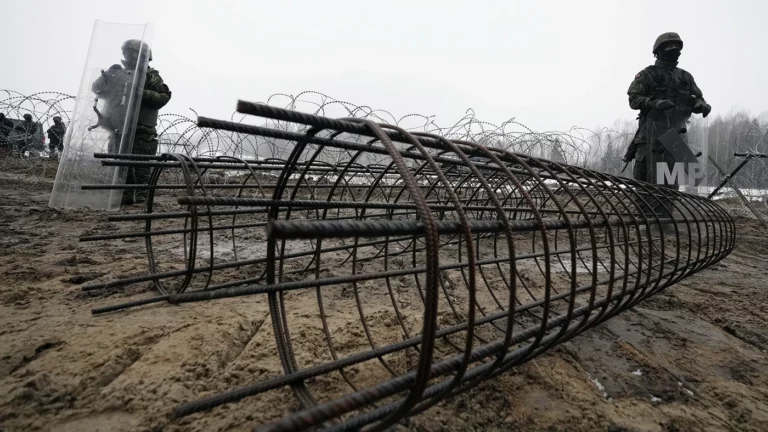 Польша начала ставить противотанковые ежи на границе с Беларусью