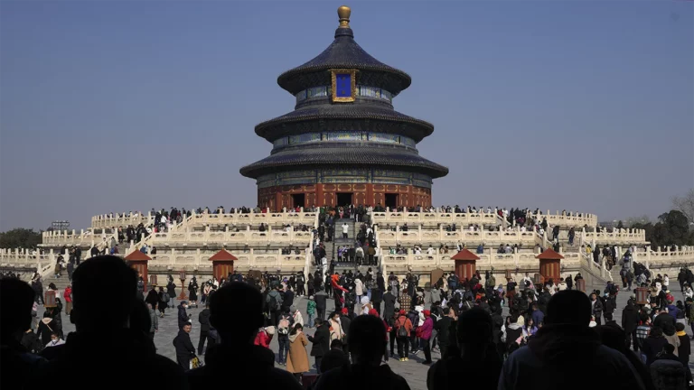 Китай возобновит выдачу всех типов виз иностранцам с 15 марта