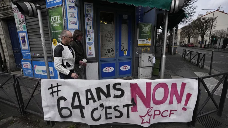 Сенат Франции одобрил повышение пенсионного возраста до 64 лет, несмотря на массовые протесты