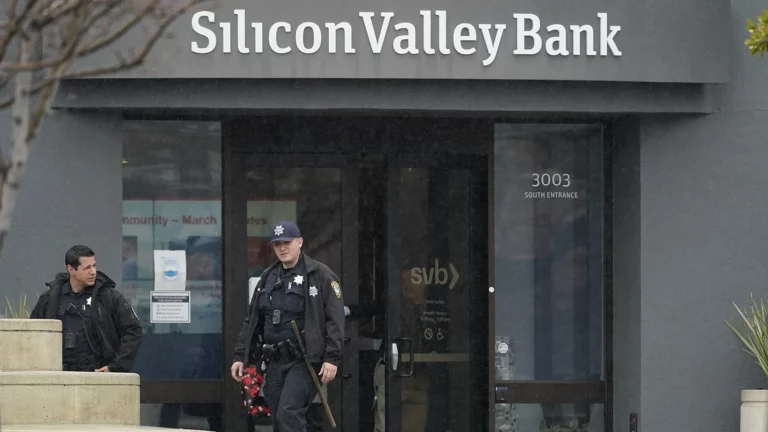 В США рухнул один из крупнейших банков Silicon Valley Bank. Это крупнейшее банкротство с 2008 года
