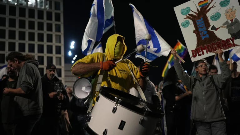 В Израиле проходят массовые протесты против судебной реформы. Что о них известно