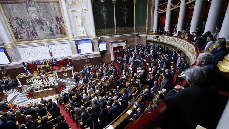 Во Франции приняли резонансный закон о пенсионной реформе
