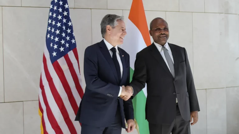 Госсекретарь США Энтони Блинкен (слева) и министр иностранных дел Нигерии Хассуми Массуду в Ниамее, Нигер
