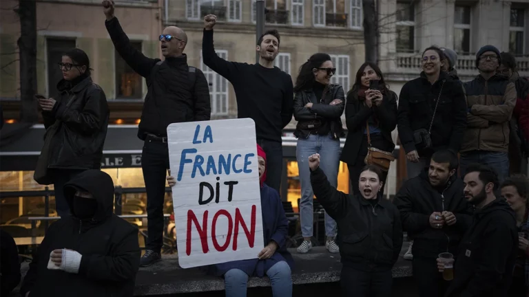 «Авторитарный момент» и «демократический крах»: реакция СМИ на принятие спорного закона о пенсионной реформе во Франции