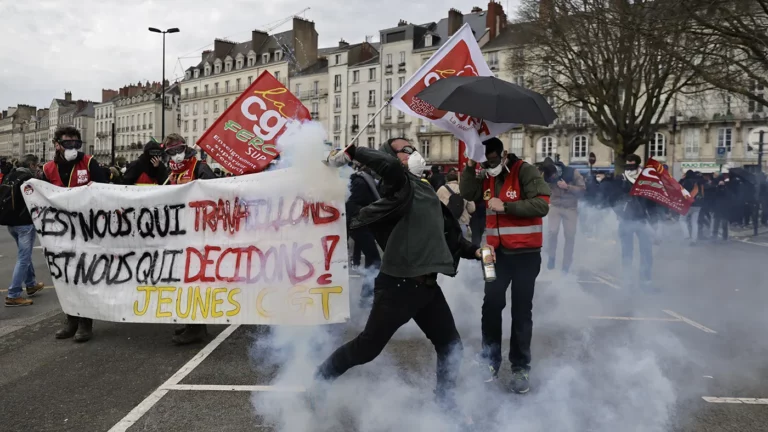 «Увидеть Париж и умереть». Кто и как реагирует на протесты против пенсионной реформы во Франции