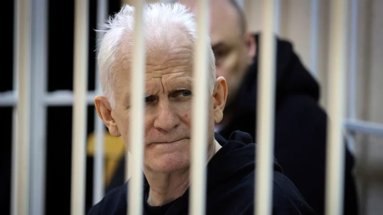 Суд в Беларуси приговорил нобелевского лауреата Алеся Беляцкого к 10 годам колонии