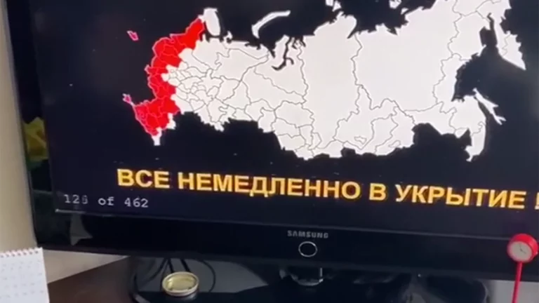 В Москве и Свердловской области по ТВ и радио объявили воздушную тревогу. МЧС заявило о взломе