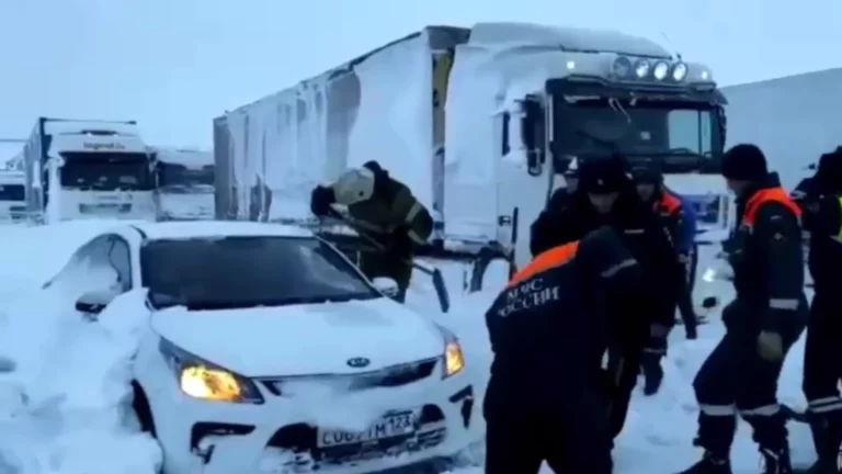 МЧС эвакуировало 51 человека из пробки в Ростовской области