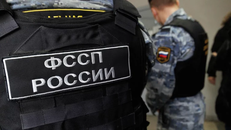 Приставы арестовали квартиру и дачу главреда РБК из-за долга по «иноагентскому» штрафу в 5 тыс. рублей