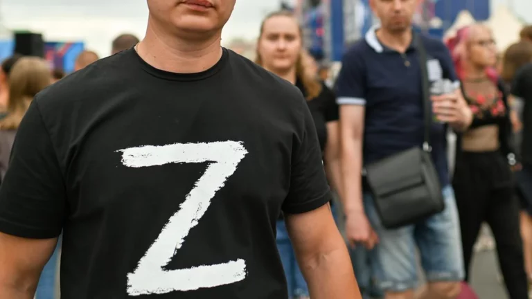 Суд в Германии оштрафовал мужчину на €1,5 тысячи за футболку с буквой Z