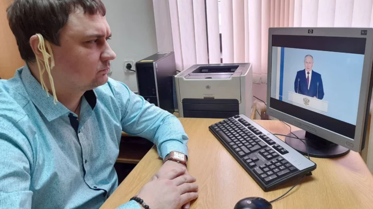 На самарского депутата, который слушал Путина с лапшой на ушах, составили протокол из-за экстремистской аудиозаписи в соцсети