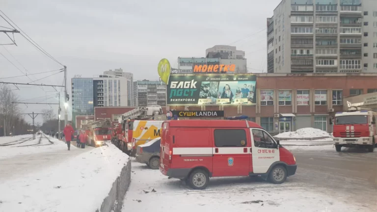 Пожар произошел в метро Екатеринбурга. Почти 400 человек было эвакуировано