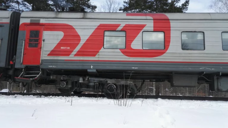 На Сахалине пассажирский поезд врезался в грузовик