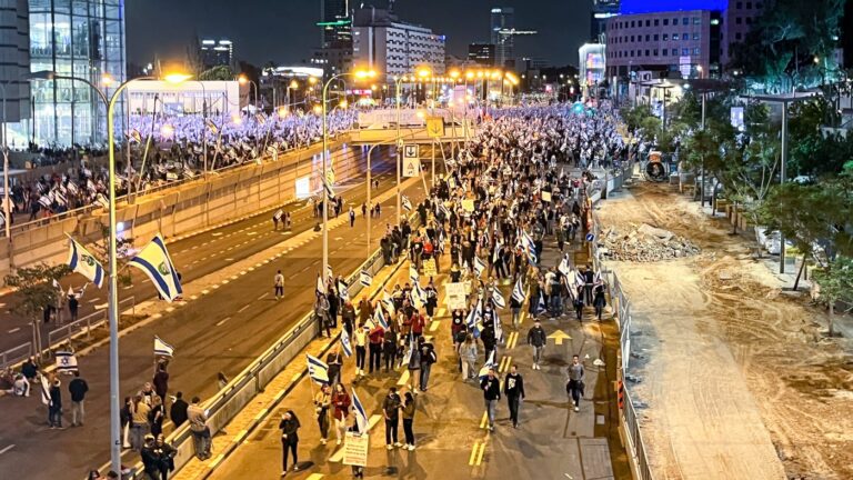 Израильская полиция разогнала протестующих в Тель-Авиве и разблокировала главное шоссе