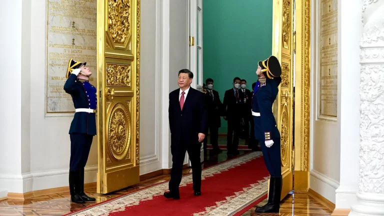 Си Цзиньпин улетел из России
