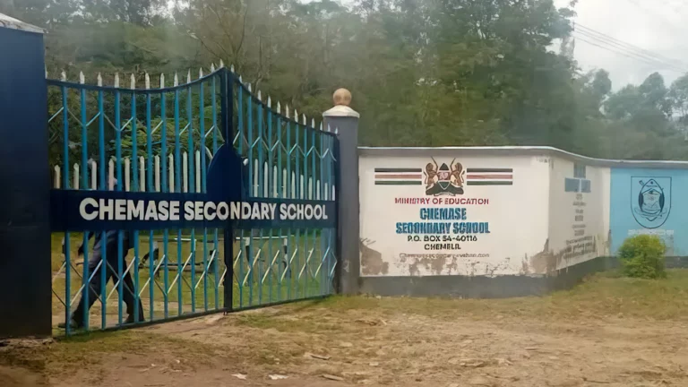 В Кении школьник умер после наказания за списывание на уроке физики. Он получил 22 удара палкой