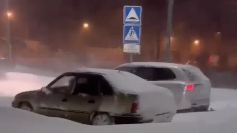 В городе Шахты и четырех районах Ростовской области ввели режим ЧС из-за сильного снегопада
