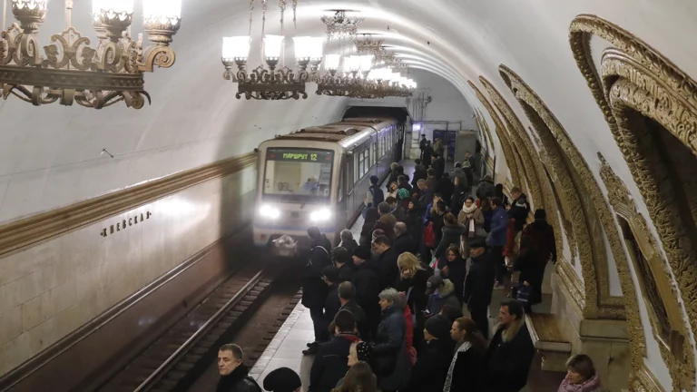 В московском метро мужчина столкнул подростка под поезд