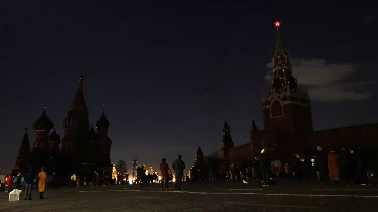 Кремль не будет выключать подсветку в «Час Земли» из-за признания WWF* иноагентом