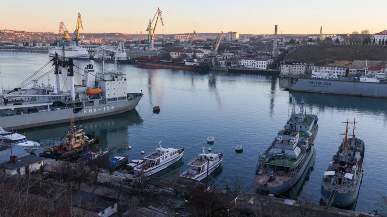 В Севастопольской бухте приостановлено движение паромов и катеров