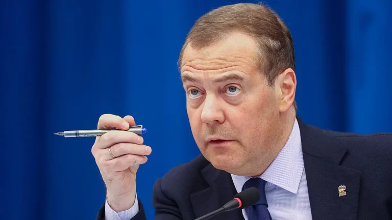 Медведев назвал поставки самолетов НАТО Киеву вступлением в войну с Россией
