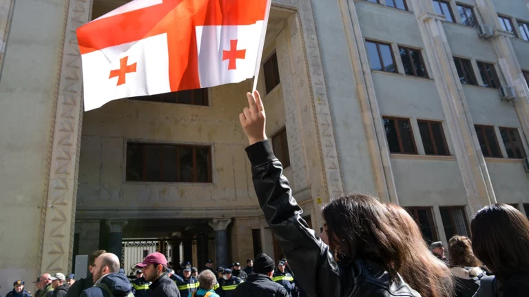 Парламент Грузии отклонил законопроект об иноагентах после протестов