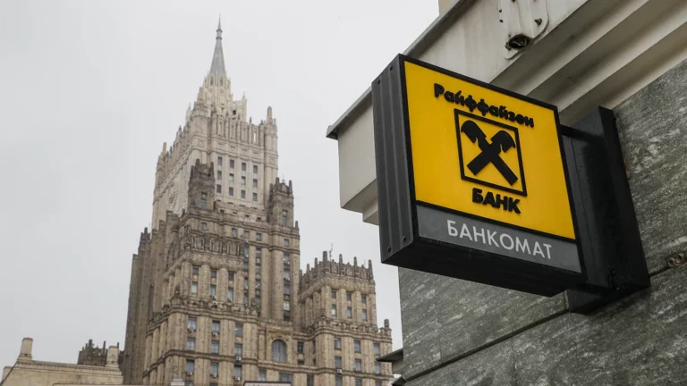 Премьер Польши призвал ввести санкции против Raiffeisen Bank из-за работы в России