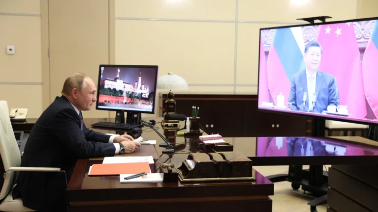 Путин первым из мировых лидеров поздравил Си Цзиньпина с переизбранием на третий срок