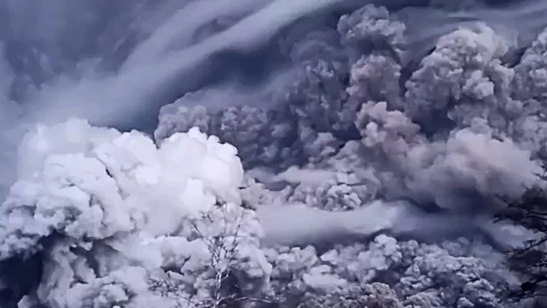 Крупнейший за 60 лет пеплопад произошел в поселке Ключи на Камчатке