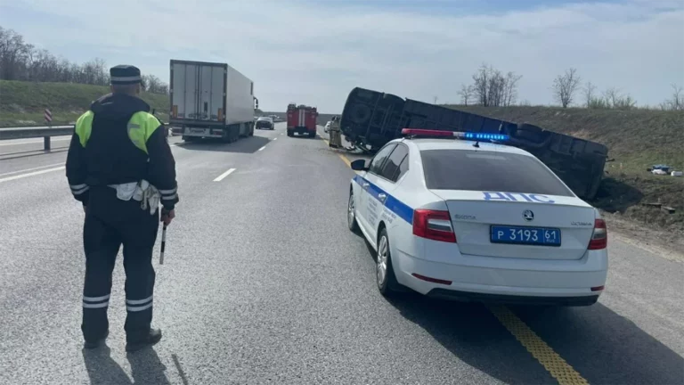 В Ростовской области перевернулся автобус. Пострадали 15 человек