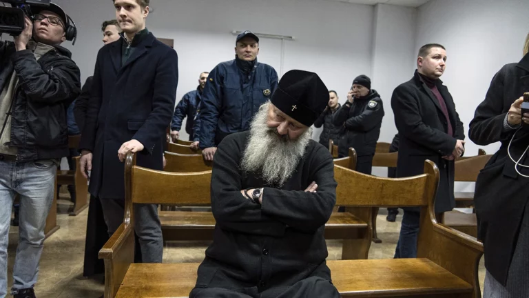 «Взбесившиеся ублюдки и гнусная мразь». Медведев пригрозил судом властям Украины за давление на монахов Киево-Печерской лавры
