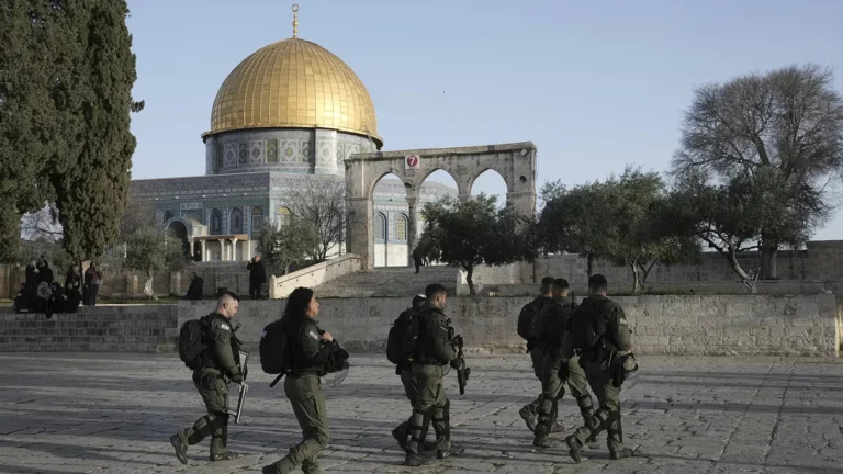 Рейд силовиков в мечеть и ракетные удары. Что известно о палестино-израильском обострении
