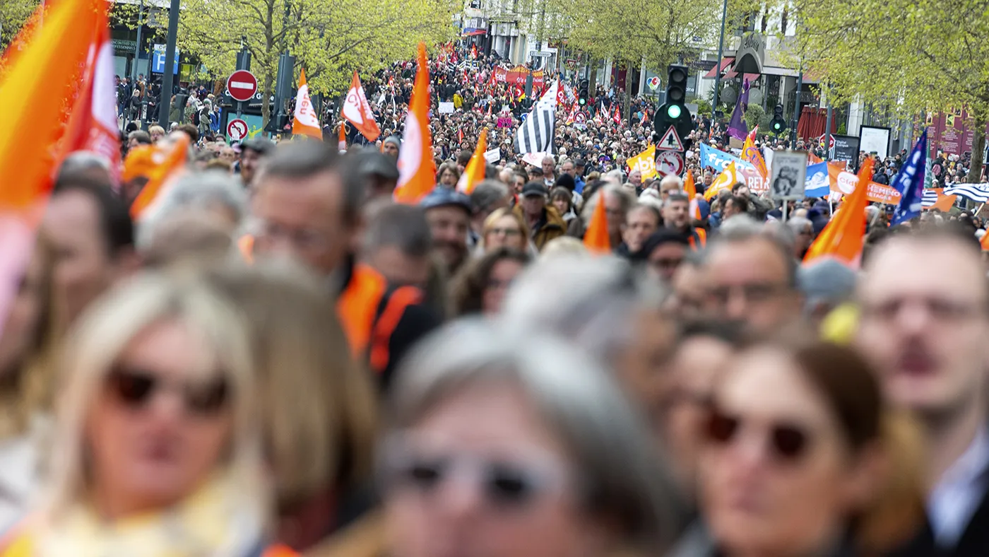 Riforma pensioni, a Parigi manifestanti invadono la sede del colosso del  lusso LVMH - Video - Alto Adige