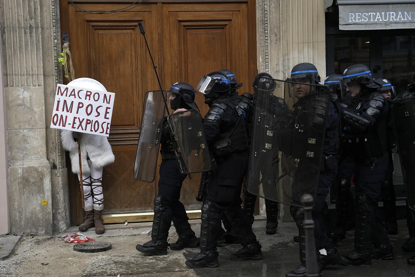 Riforma pensioni, a Parigi manifestanti invadono la sede del colosso del  lusso LVMH - Video - Alto Adige