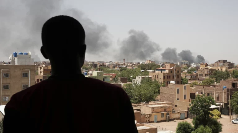«Людей вытащить удалось». В Судане почти всех россиян вывезли из зоны боевых действий