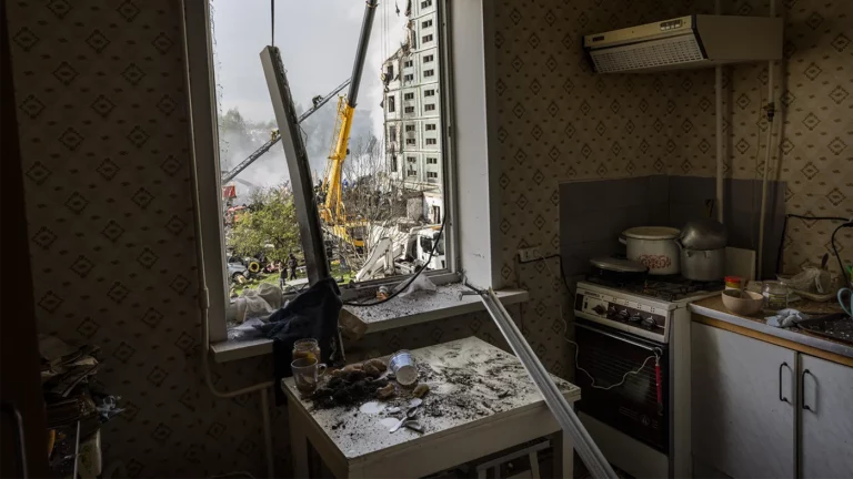 Киев заявил об обрушении подъезда жилого дома в Умани в результате ракетного обстрела, есть жертвы