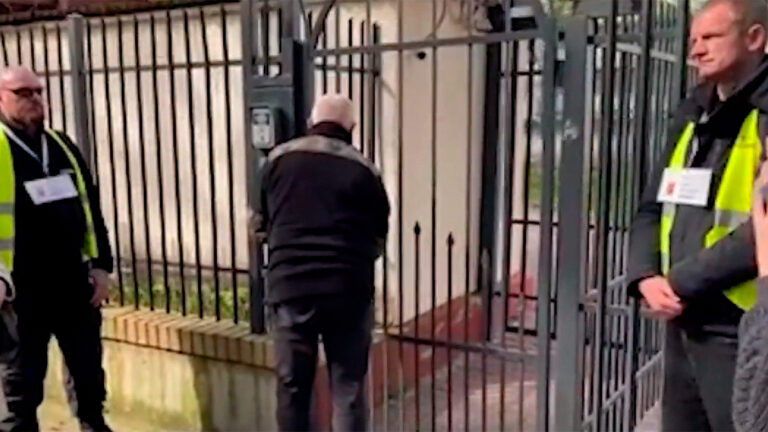 Власти Варшавы взломали дверь в школу при российском посольстве. Сотрудникам предписано покинуть здание