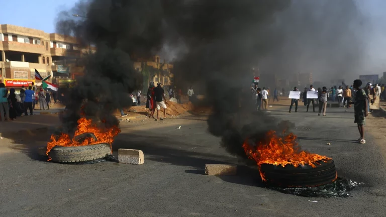 В столице Судана начались столкновения между регулярной армией и группировкой «Силы оперативной поддержки»