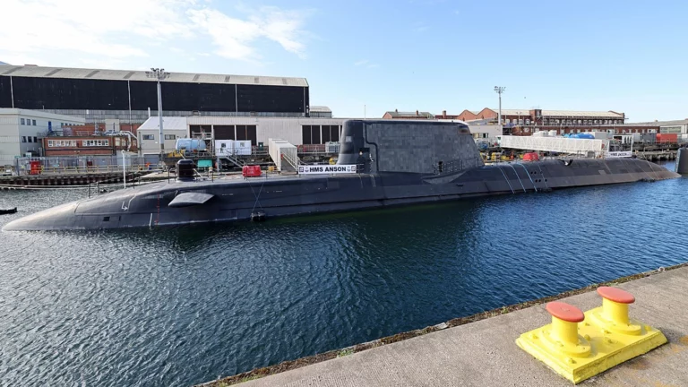 Британские СМИ рассказали об обнаружении чертежей атомной подлодки HMS Anson в туалете паба