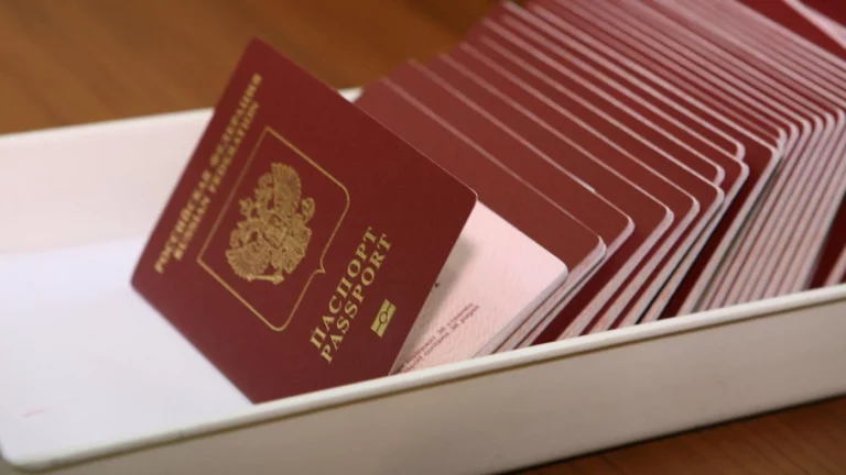 FT узнала об изъятии загранпаспортов у российских чиновников и топ-менеджеров госкомпаний