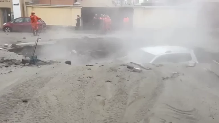 В Петербурге прорвало трубу с кипятком. В яму провалилась машина с детьми