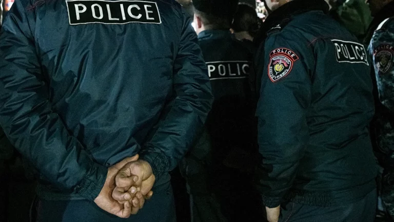 Полиция Еревана задержала подозреваемого в дезертирстве россиянина по запросу из Москвы