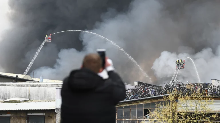 В Гамбурге сильный пожар. Над городом нависло химическое облако