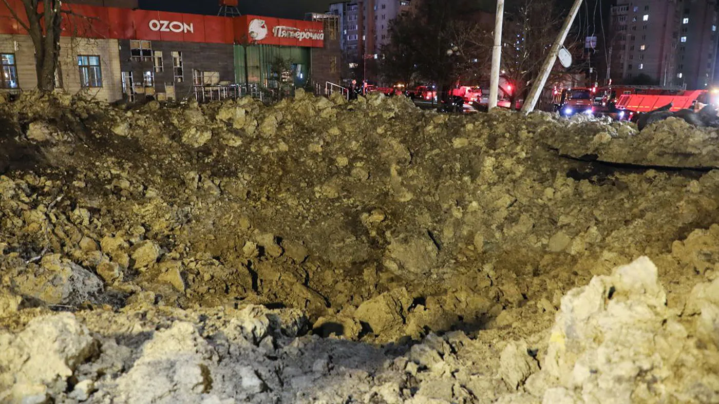 В Белгороде произошел мощный взрыв. На одной из улиц образовалась большая  воронка