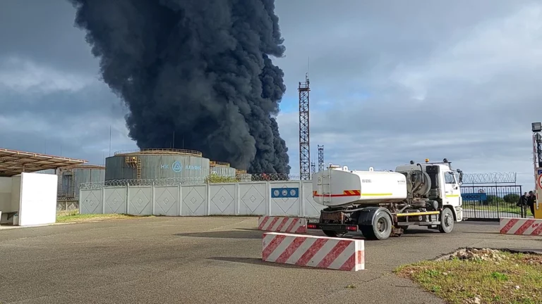 В Севастополе произошел пожар на нефтехранилище. Что об этом известно